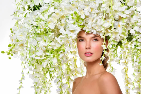 Mooie Vrouw Met Bloemen Haar Haar Boeket Van Mooie Bloemen — Stockfoto