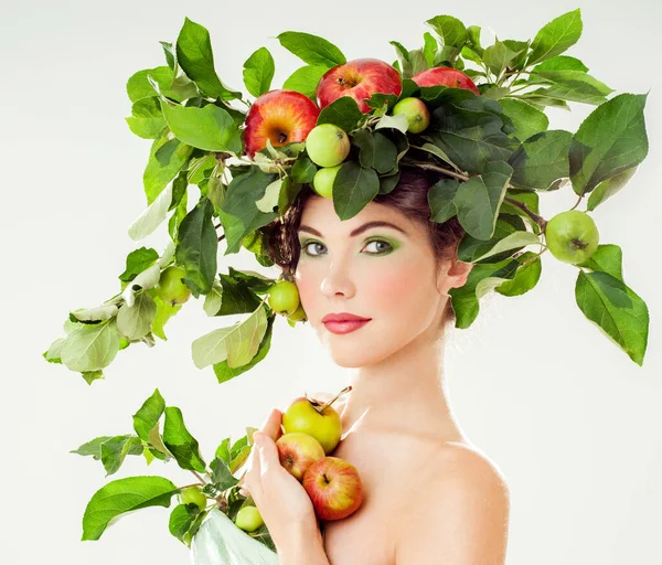 Piękna Kobieta Zielonymi Liśćmi Jabłkami Włosach Piękna Kobieta Soczystymi Jabłkami — Zdjęcie stockowe