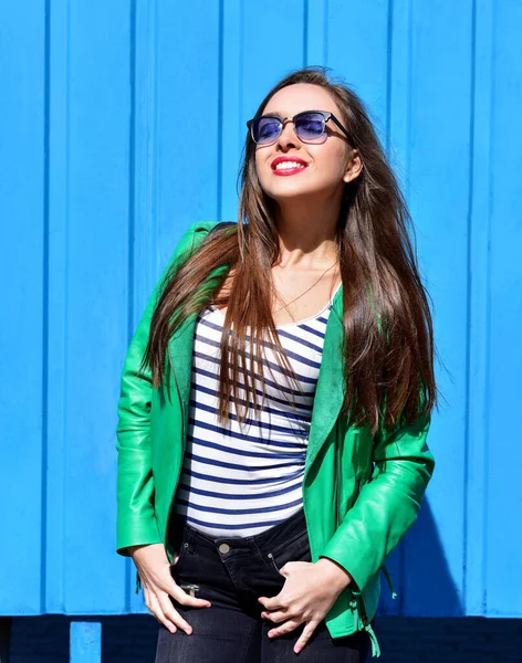 Moda Retrato Elegante Mulher Bonita Óculos Sol Livre Uma Jovem — Fotografia de Stock