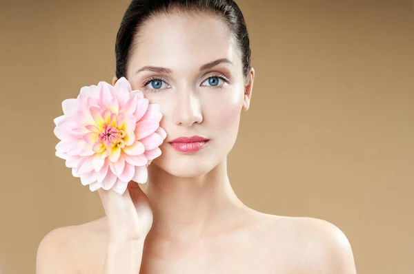 ピンクの花を持つ美しい女性 完璧な肌だ 花のファッションモデル プロ化粧 — ストック写真