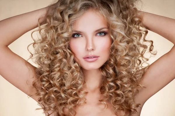 Frumoasă Blondă Păr Blond Lung Sănătos Curly Hair Blond Permed — Fotografie, imagine de stoc