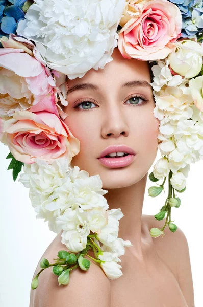 Mooie Vrouw Met Bloemen Haar Haar Boeket Van Mooie Bloemen — Stockfoto