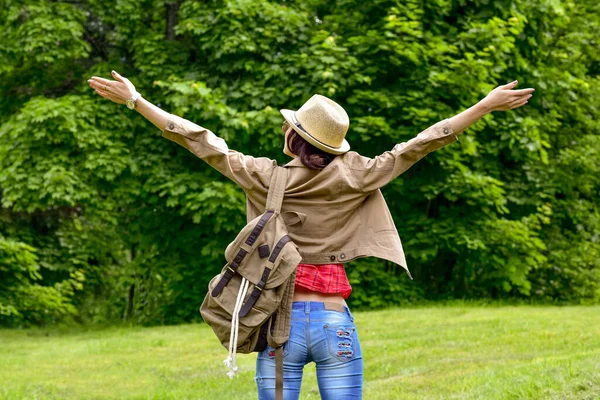 Bella Libertà Viaggiatore Donna Piedi Con Braccia Alzate Godendo Una — Foto Stock