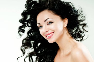 Muhteşem kıvırcık saçlı güzel bir esmer.