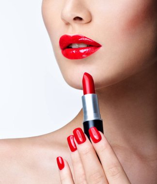 Profesyonel Dudak Makyajı. Kırmızı ruj. Ruj süren güzel kız. Mükemmel manikür..