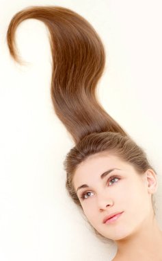 Uzun güzel saçlı bir kadın.