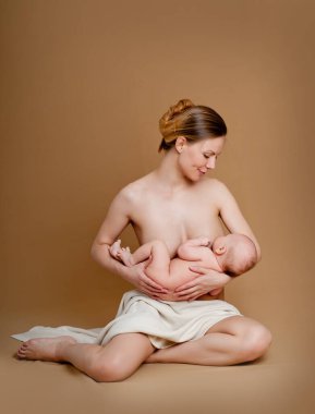 Anne bebeğini emziriyor.