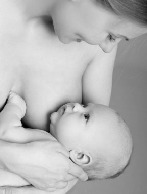 Anne bebeğini emziriyor.