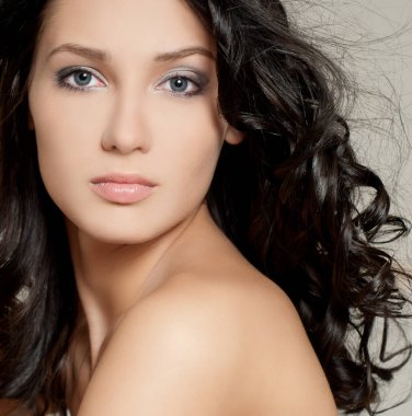 Muhteşem kıvırcık saçlı güzel bir esmer.