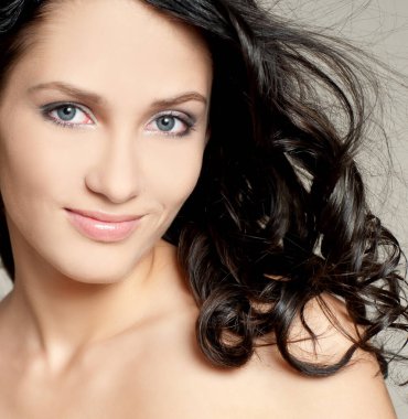 Muhteşem kıvırcık saçlı güzel bir esmer.