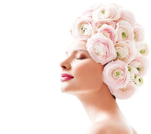 Moda Model Różowymi Kwiatami Jej Włosy — Zdjęcie stockowe
