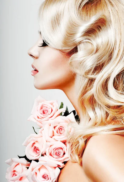 Красиві Блондинка Завитки Рожеві Троянди — стокове фото