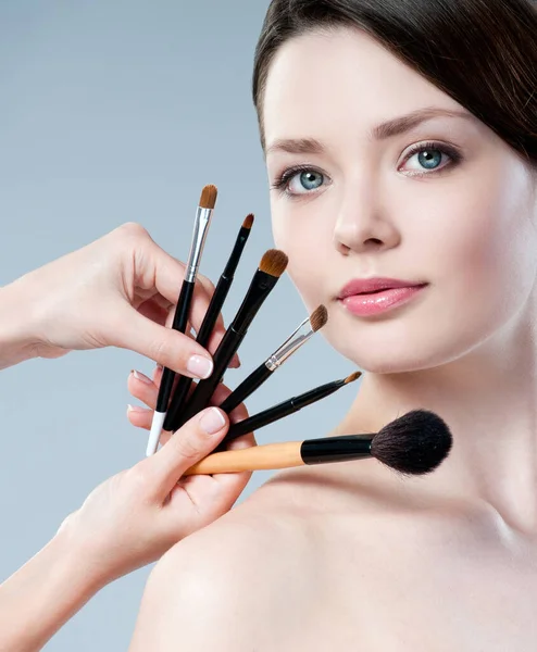 Hermosa Mujer Pinceles Maquillaje Imágenes de stock libres de derechos