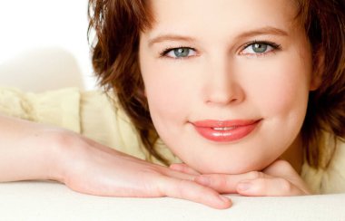 Güzel genç bir kadın. Beyaz arkaplan üzerinde izole edilmiş