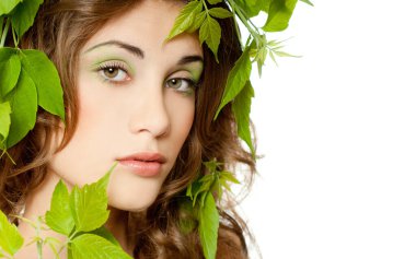 Yeşil yapraklı güzel kadın.