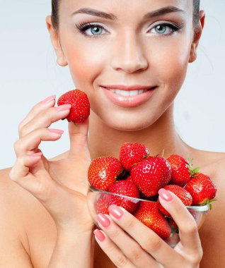 Çilekli neşeli kız