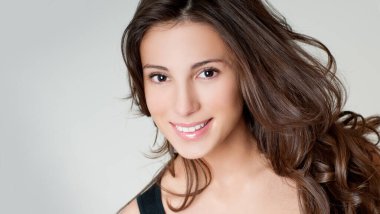 Güzel esmer. Gülümseyen kadın