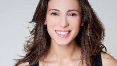 Güzel esmer. Gülümseyen kadın