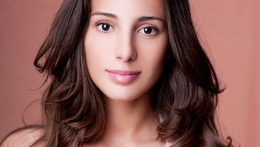 Güzel esmer. Gülümseyen kadın