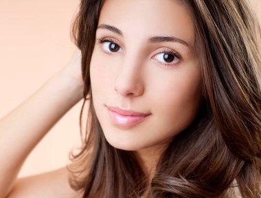 Güzel esmer. Gülümseyen kadın