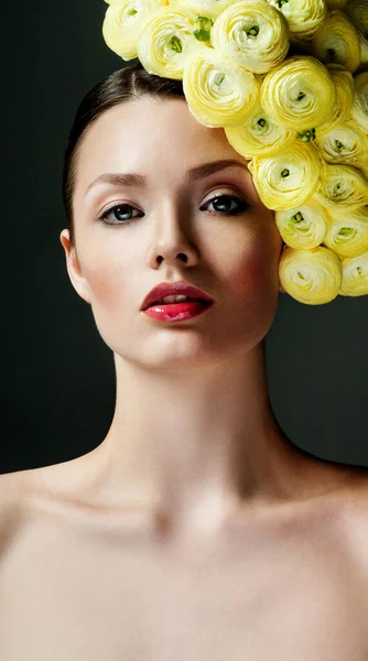 Modelo Moda Con Peinado Grande Flores Cabello — Foto de Stock