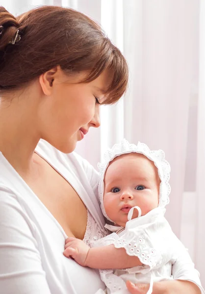 Mere Et Bebe Jouer Et Sourire Posant Interieur Stock Photo