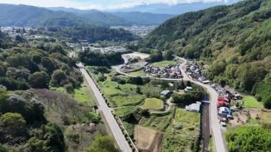 Yeşil tepelerin ve dolambaçlı yolların havadan görünüşü