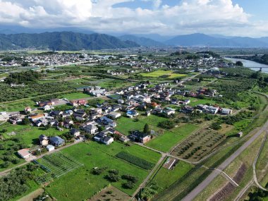 Ortasında küçük bir kasaba olan kırsal bir bölge. Kasaba yeşil tarlalar ve dağlarla çevrili.