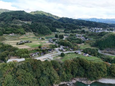 Vadide küçük bir kasabası olan güzel bir dağ manzarası. Kasaba ağaçlarla çevrili ve huzurlu bir atmosferi var.