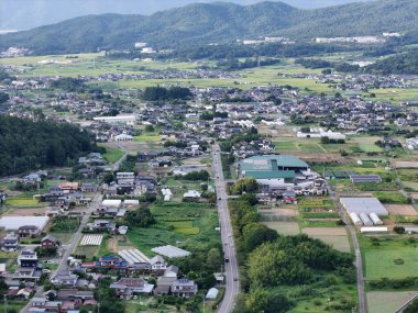 Bir sürü evi ve yeşili olan bir şehir. Evler küçük ve şehir çok kalabalık değil.