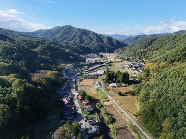 Vadide küçük bir kasabası olan güzel bir dağ manzarası. Kasaba ağaçlarla çevrili ve huzurlu bir atmosferi var.