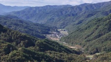 Mavi gökyüzünün altındaki dağların ve vadilerin havadan görünüşü