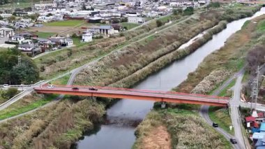 Yeşil tarlalar ve yollarla çevrili nehrin havadan görünüşü