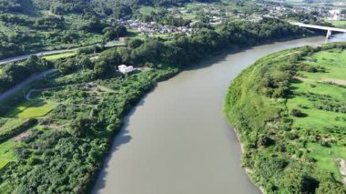 Yeşil arazide akan nehrin havadan görünüşü