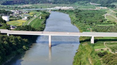 Köprünün altından akan nehrin havadan görüntüsü
