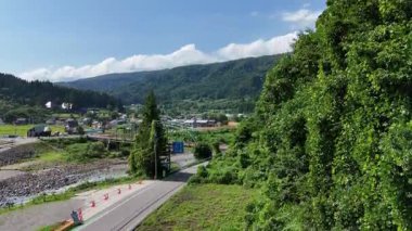 Yeşil tepelerin ve mavi gökyüzünün manzarası