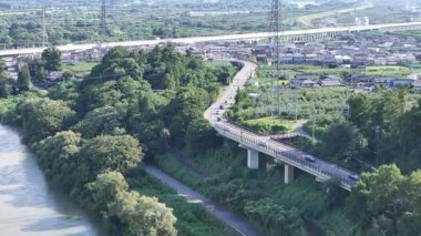 Yemyeşil manzarayla çevrili dolambaçlı yol manzarası