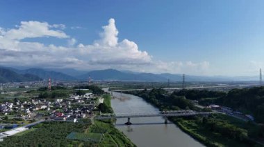 Yeşil arazi ve dağlarda akan nehrin havadan görünüşü
