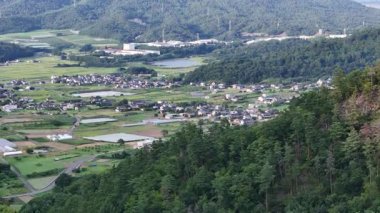 Yeşil tepeler ve tarlalarla çevrili köyün manzarası