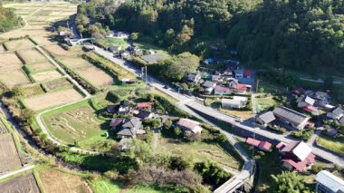 Ev ve yolların yer aldığı kırsal arazinin havadan görünüşü