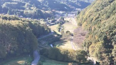 Yeşil tepelerin ve kıvrımlı nehir manzarasının havadan görünüşü