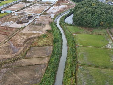 Bir nehir ekin tarlasının içinden akar. Su bulanık ve ekinler kuru. Terkedilme ve ihmal kavramı