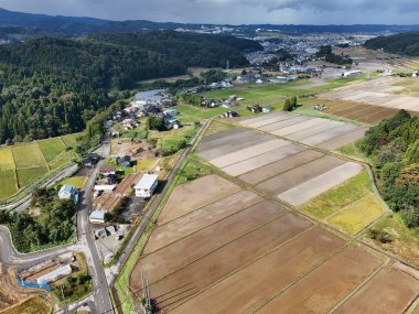 Birkaç evi ve birkaç tarlası olan bir kırsal bölge. Evler küçük ve etrafa dağılmış durumda.