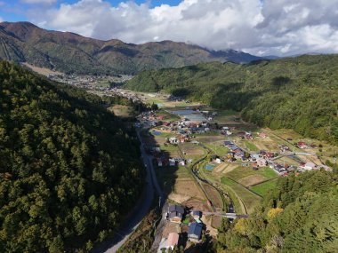 Vadide küçük bir kasabası olan bir dağ sırası. Kasaba ağaçlarla çevrili ve huzurlu bir atmosferi var.