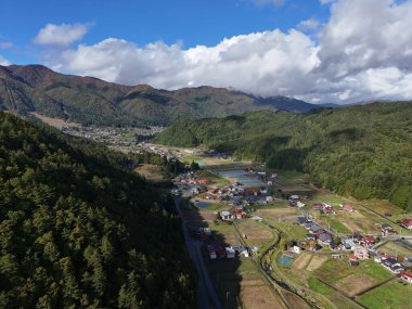 Vadide küçük bir kasabası olan bir dağ sırası. Kasaba ağaçlarla çevrili ve huzurlu bir atmosferi var.