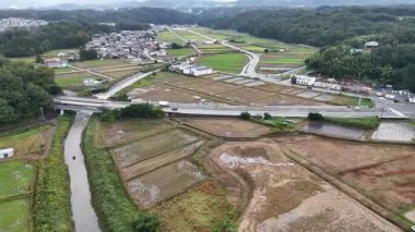 Tarlaların hava manzarası yollar ve küçük köy manzarası