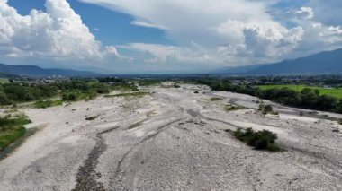 Kuru nehir yatağının yeşil manzarayla çevrili havadan görünüşü