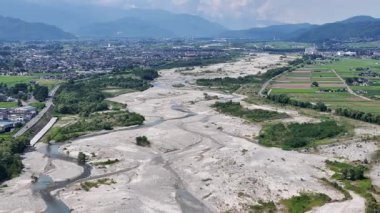 Kuru nehir yatağının yeşil manzarayla çevrili havadan görünüşü