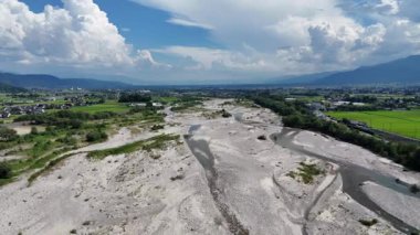 Kuru nehir yatağının yeşil alanlarla çevrili havadan görüntüsü
