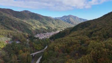 Küçük kasabayı çevreleyen dağların havadan görünüşü